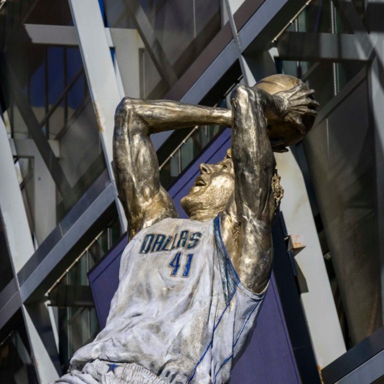 Mavericks unveil stunning new Dirk Nowitzki statue