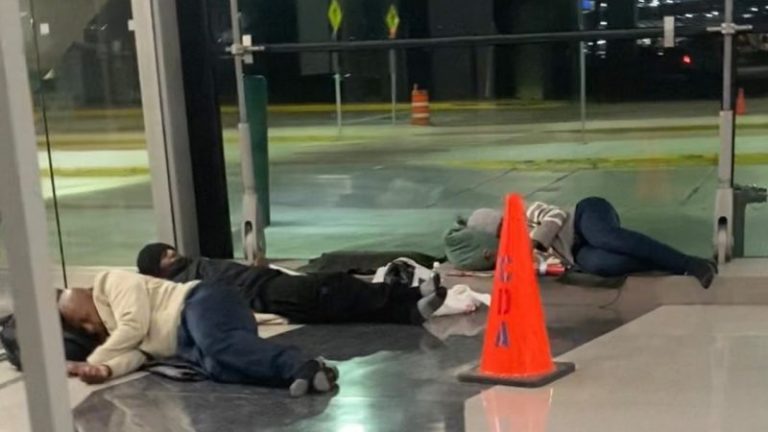 Days ahead of tight re-election bid, Chicago mayor cracks down on airport homeless encampments