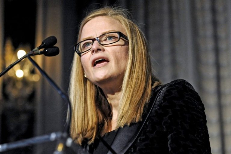 Former Wells Fargo executive to plead guilty to charge in sales scandal