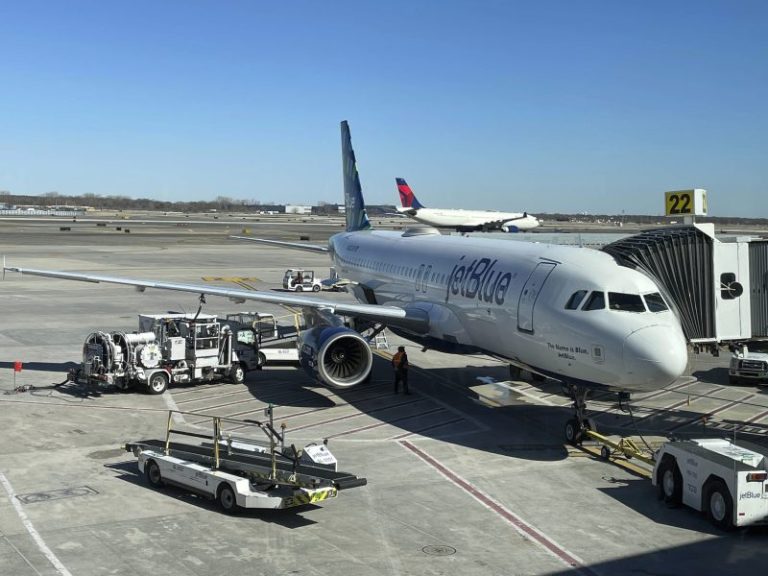 JetBlue plans to cut flights for New York area amid air traffic controller shortage