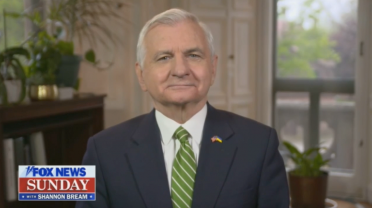 Dem senator praises Feinstein’s ‘energy’ and ‘concentration’ despite slew of missed votes, absences