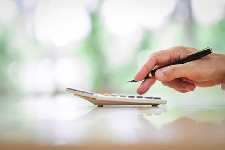 Is it time to rethink the 4% retirement withdrawal rule? Experts weigh in