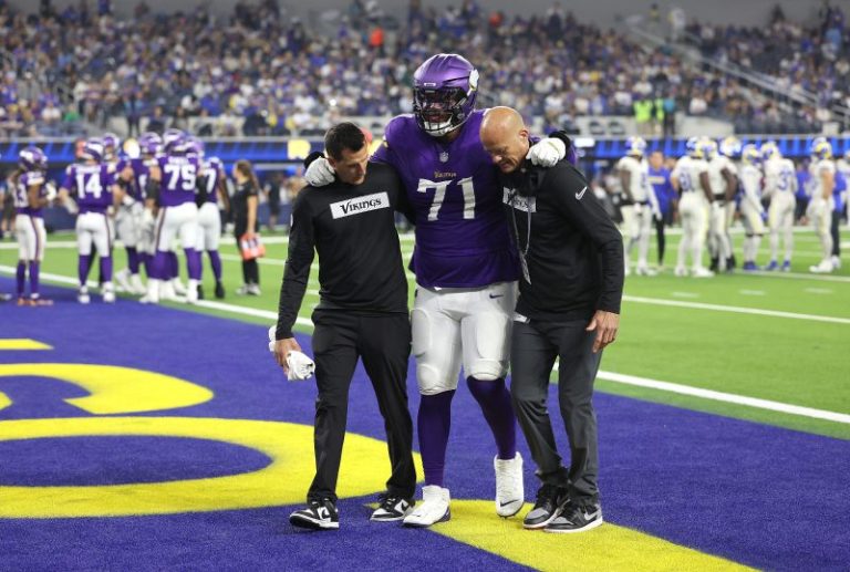 Vikings tackle exits TNF game with knee injury