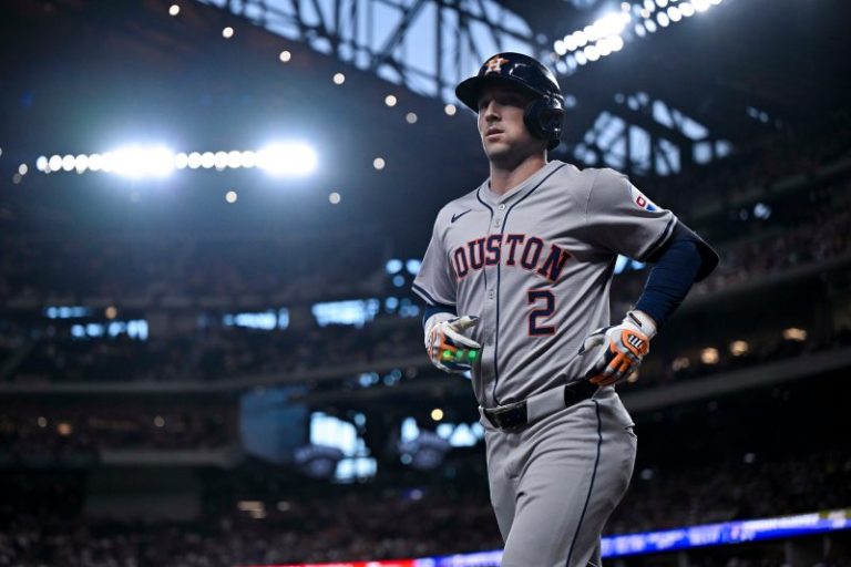 Who’s going to sign legendary Astros third baseman?
