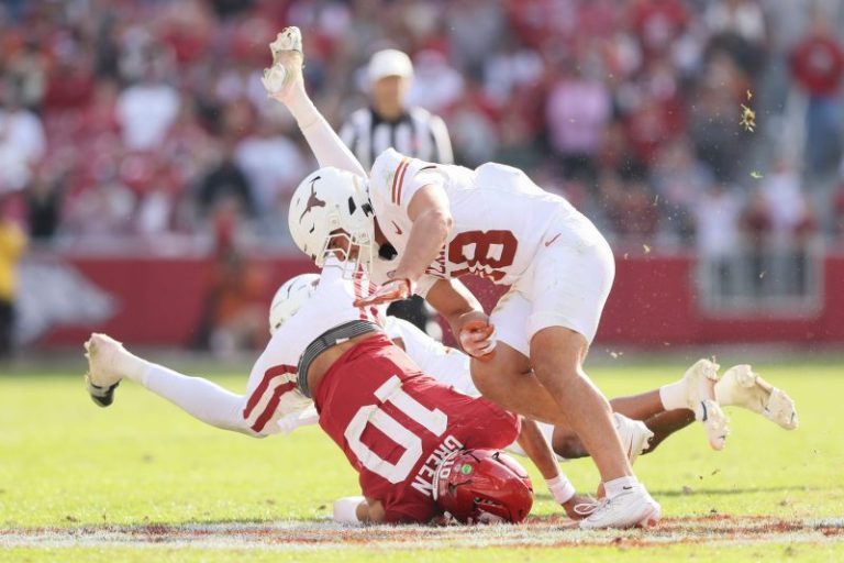 Texas stays on track for SEC title game with defensive effort at Arkansas