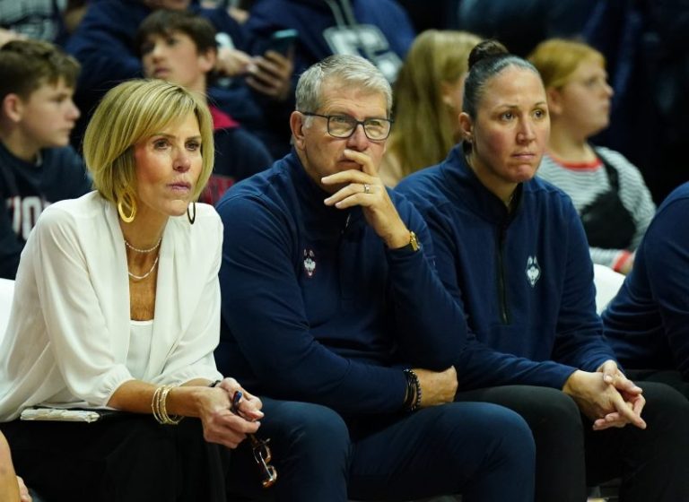Geno Auriemma wouldn’t be wins leader without his assistant, he says