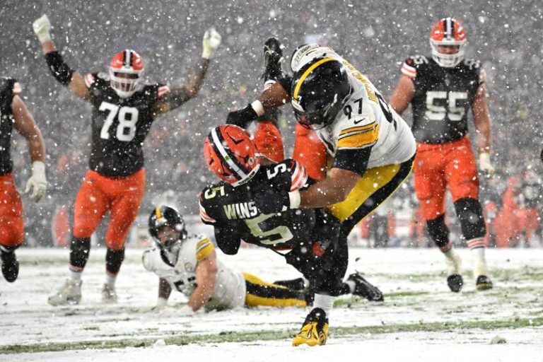 Browns upset Steelers on snowy night in Cleveland