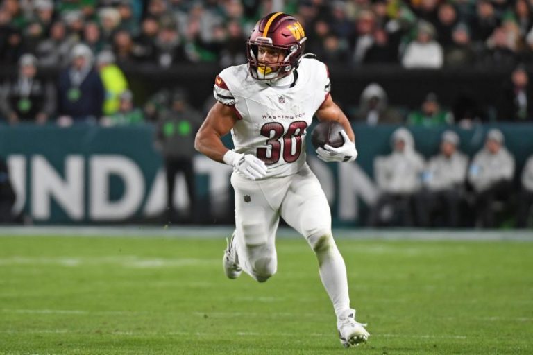 Commanders RB Austin Ekeler taken to hospital after concussion