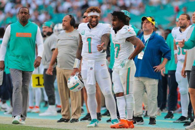 Dolphins win third in row to set stage for Thanksgiving game in Green Bay