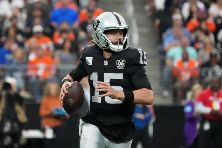 Report: Raiders QB Gardner Minshew breaks collarbone vs. Broncos