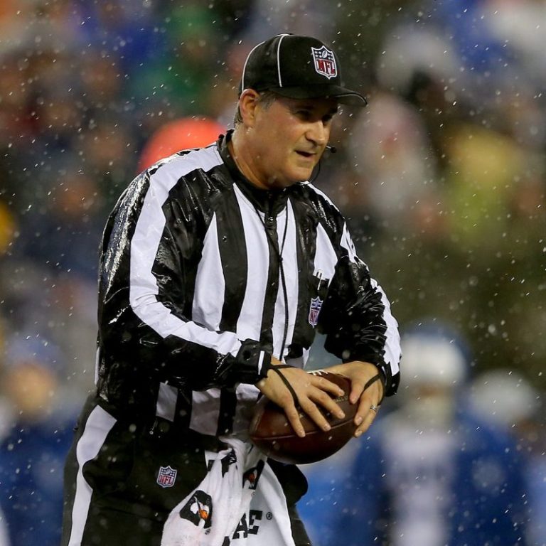 Referee carted off after collision in Panthers-Buccaneers game