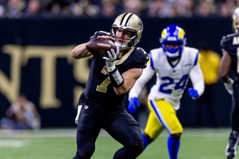 Saints super utility star carted off with knee injury in Week 13
