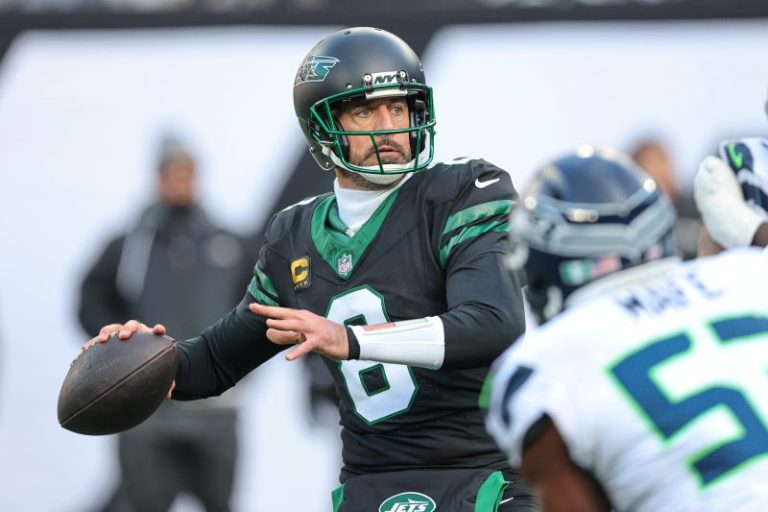 Jets sticking with Aaron Rodgers at QB for Week 14 vs. Miami