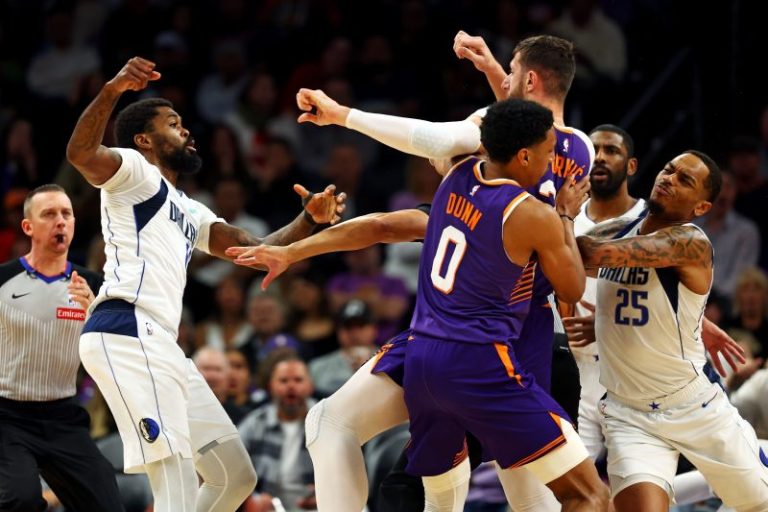 3 players tossed after scuffle in Mavericks-Suns game