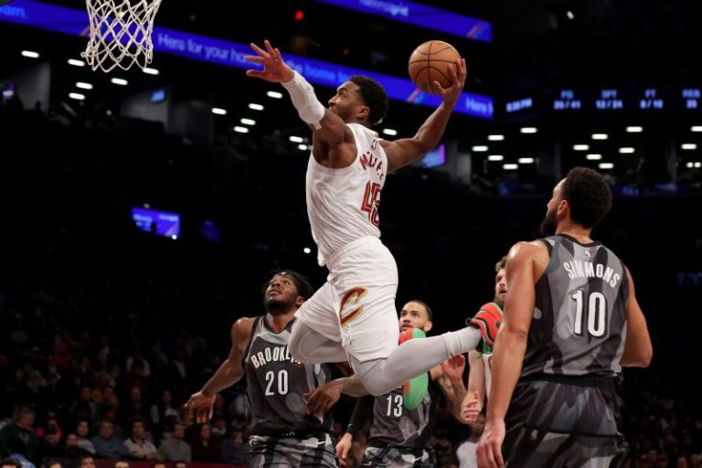 Live updates: NBA’s top two teams collide in Cleveland