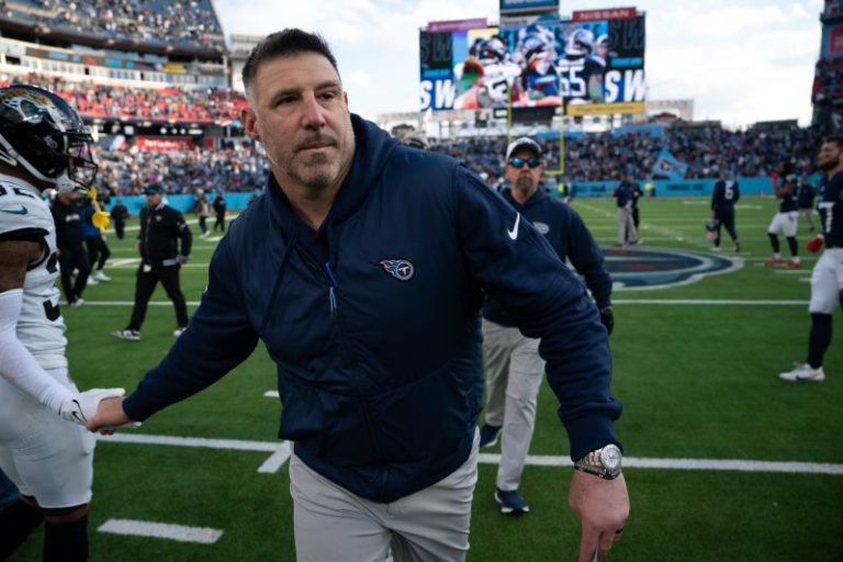 Patriots quickly hire former standout player as new coach