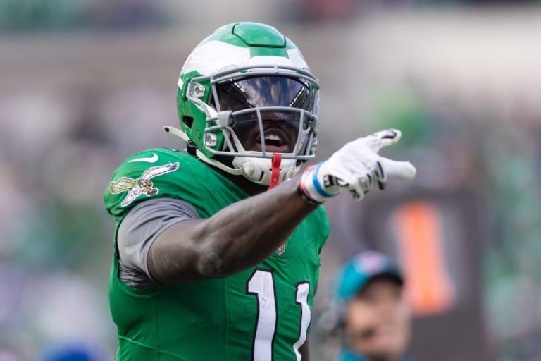 Eagles’ A.J. Brown explains why he was reading book on sidelines