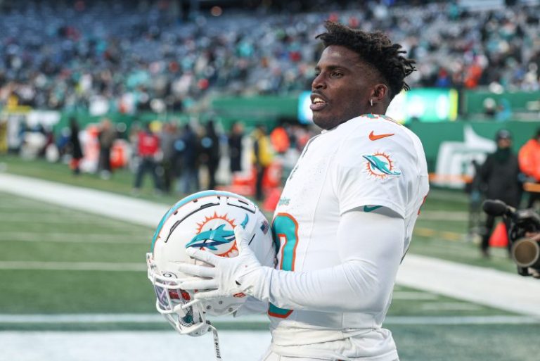 Dolphins star WR reverses course, wants to stay in Miami: ‘I love it’ here