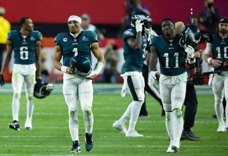 What do Super Bowl players actually do during lengthy halftime break?