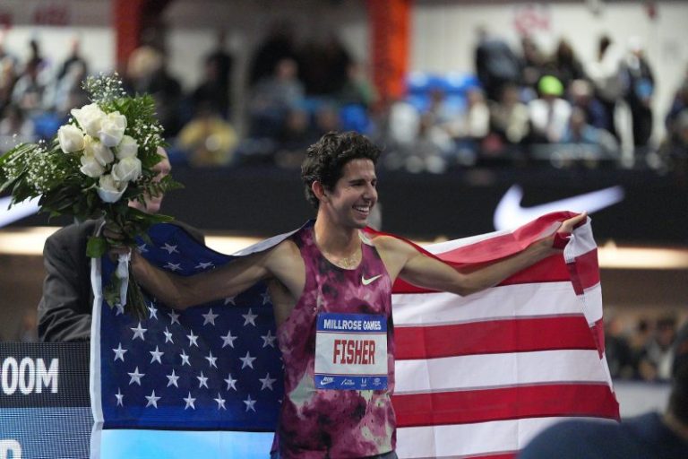 American smashes 3,000-meter indoor world record
