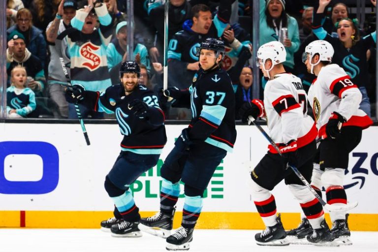 NHL trade tracker: Lightning make major deal