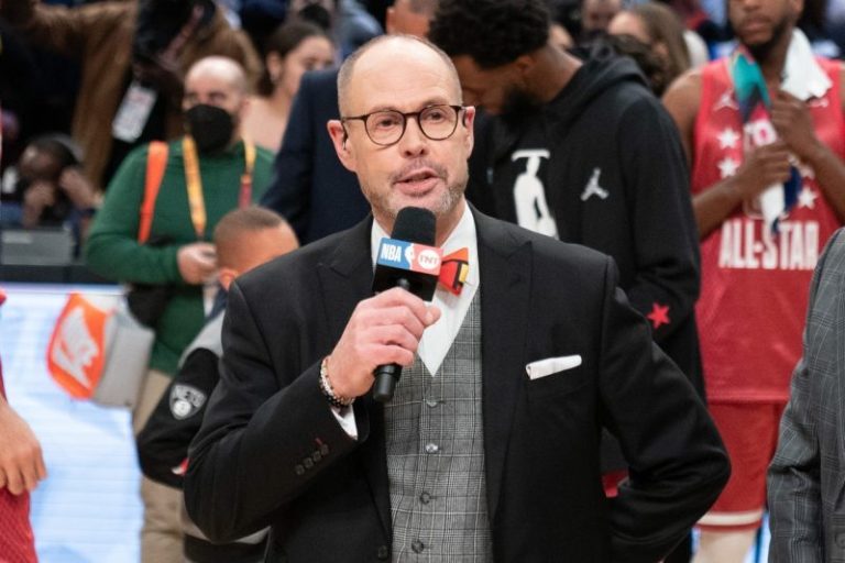 Ernie Johnson pays emotional tribute to NBA on TNT coworkers