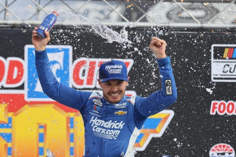 NASCAR Bristol winners and losers: Larson dominates short track — again