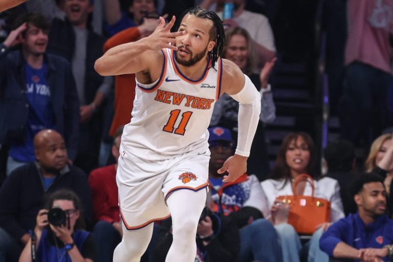 Knicks leave Pistons stunned with fourth-quarter comeback
