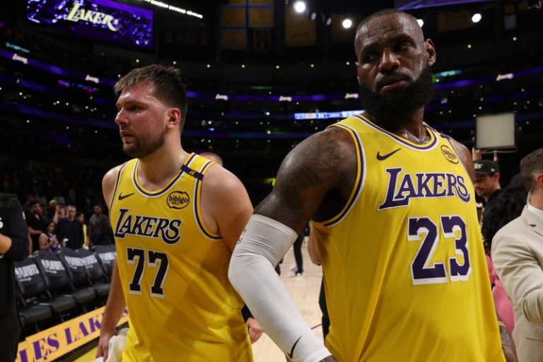 JJ Redick berates team during timeout, Lakers respond in Game 2