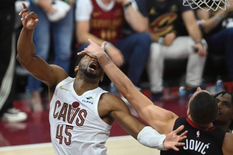 Heat flirt with lead, but Cavs take 2-0 series advantage