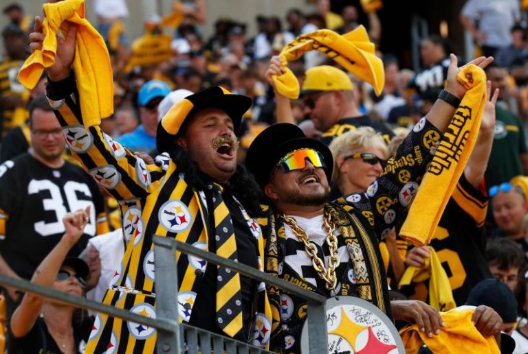 Steelers fans blast signing of quarterback Aaron Rodgers