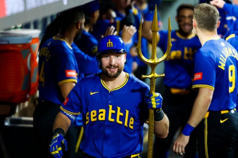 Best MLB catcher’s biggest fan? The GOAT backstop