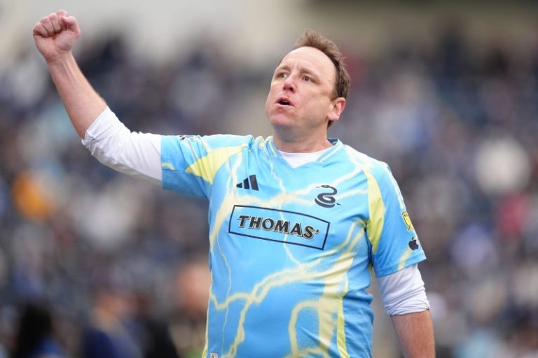 Hot dog eating champ returning to rightful place July 4