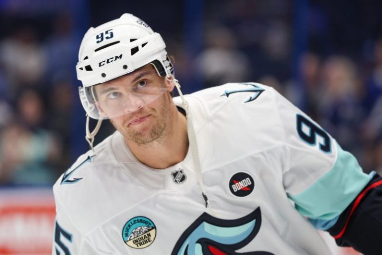 Blackhawks acquire Andre Burakovsky in trade with Kraken