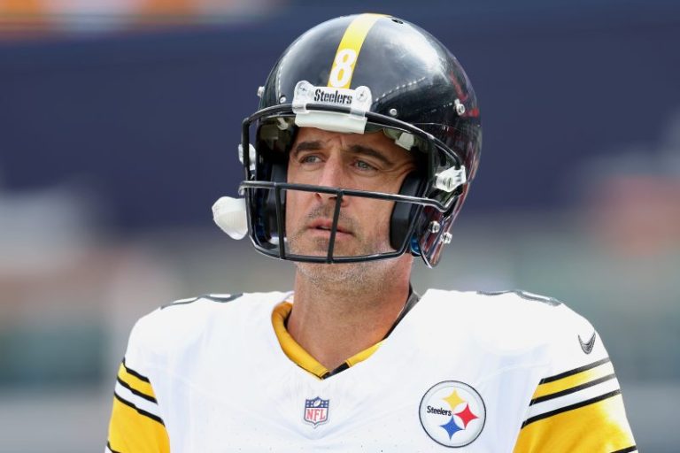 Aaron Rodgers passes Brett Favre in NFL history books