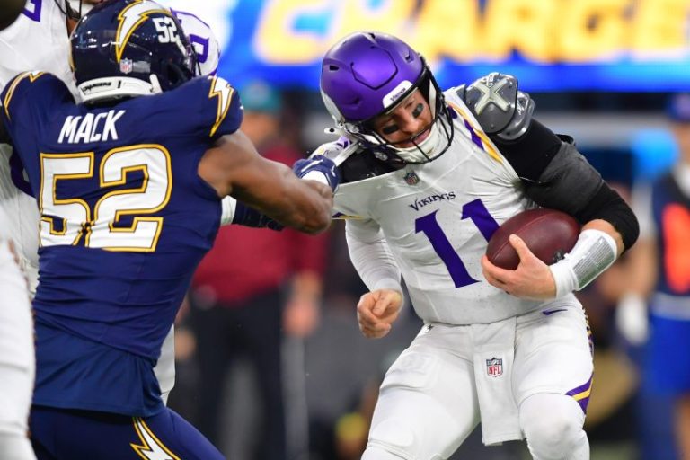 Vikings QB Carson Wentz will undergo season-ending surgery